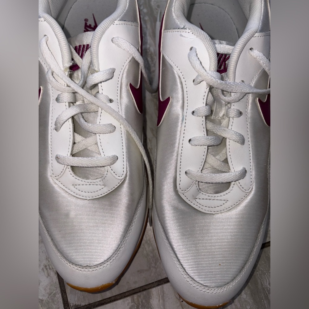 Nike Women's White and Magenta Sneakers sz 11 athletic fashion running shoes - Picture 3 of 11
